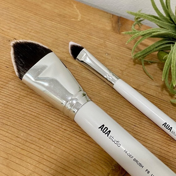 Pair Of High Quality Pointed Hi-Def AOA Studio Makeup Brushes - Picture 1 of 5